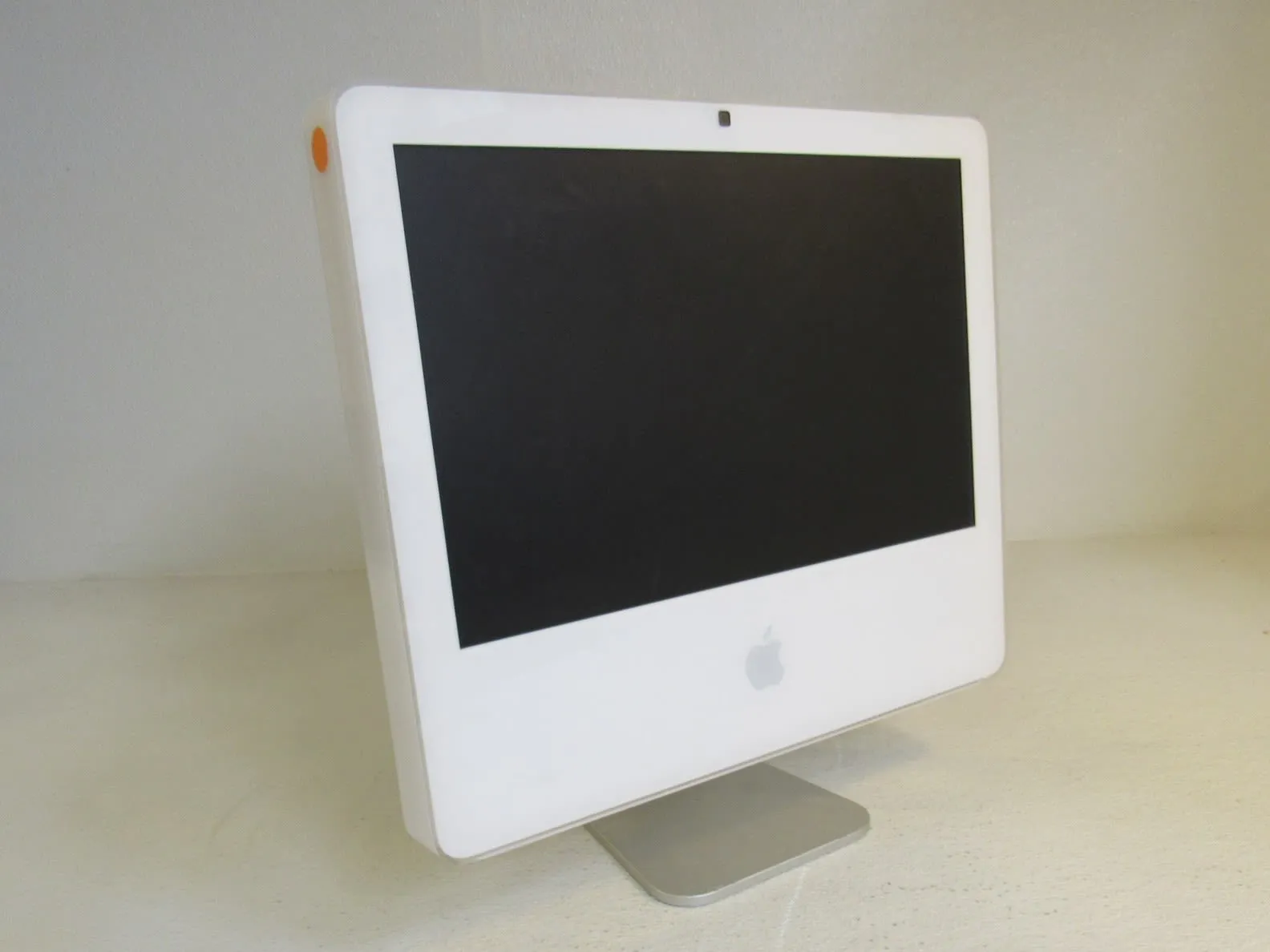 Apple iMac 17 in All In One Computer Bare Unit C White/Gray 1GB RAM A1195 -- Used