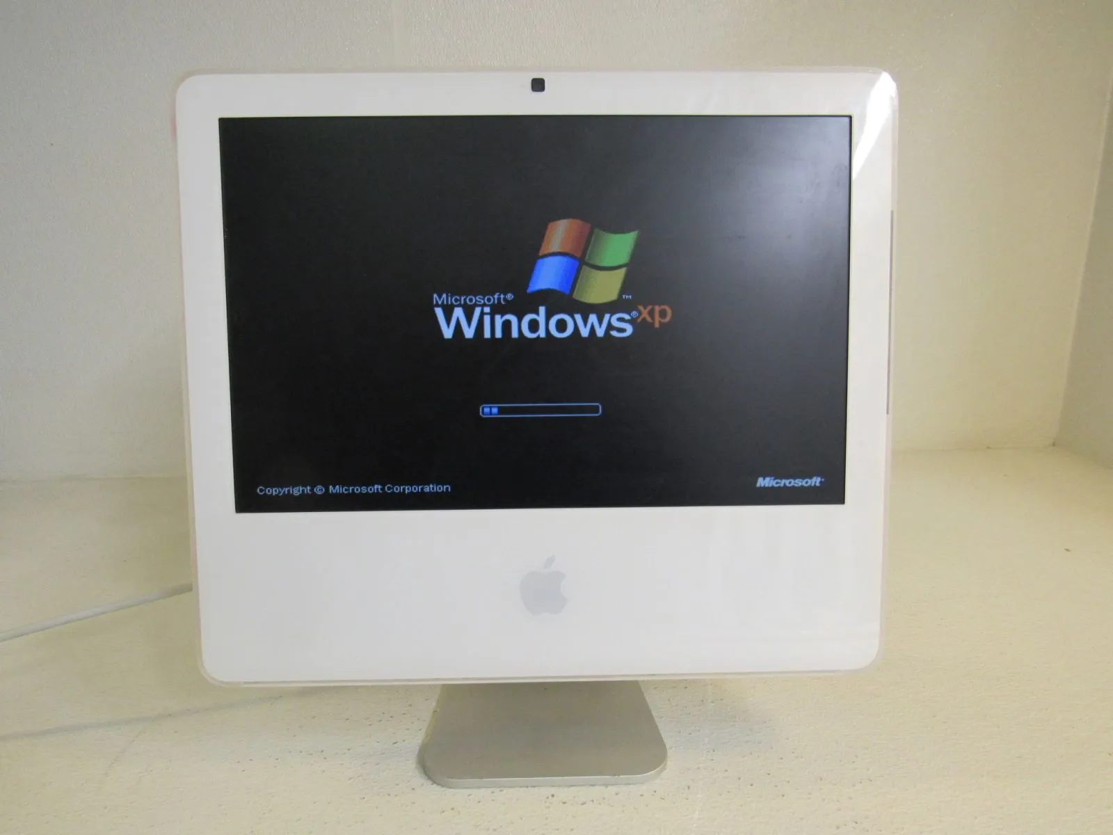 Apple iMac 17 in All In One Computer Bare Unit C White/Gray 1GB RAM A1195 -- Used